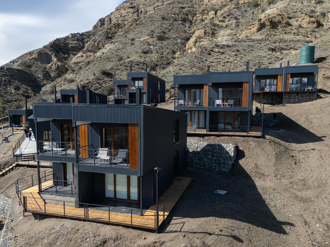 Torres inauguró en Esquel el primer complejo turístico de la Ley de Inversiones
