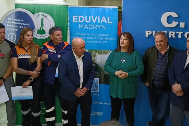 Trabajadores municipales recibieron sus certificados tras completar una capacitación