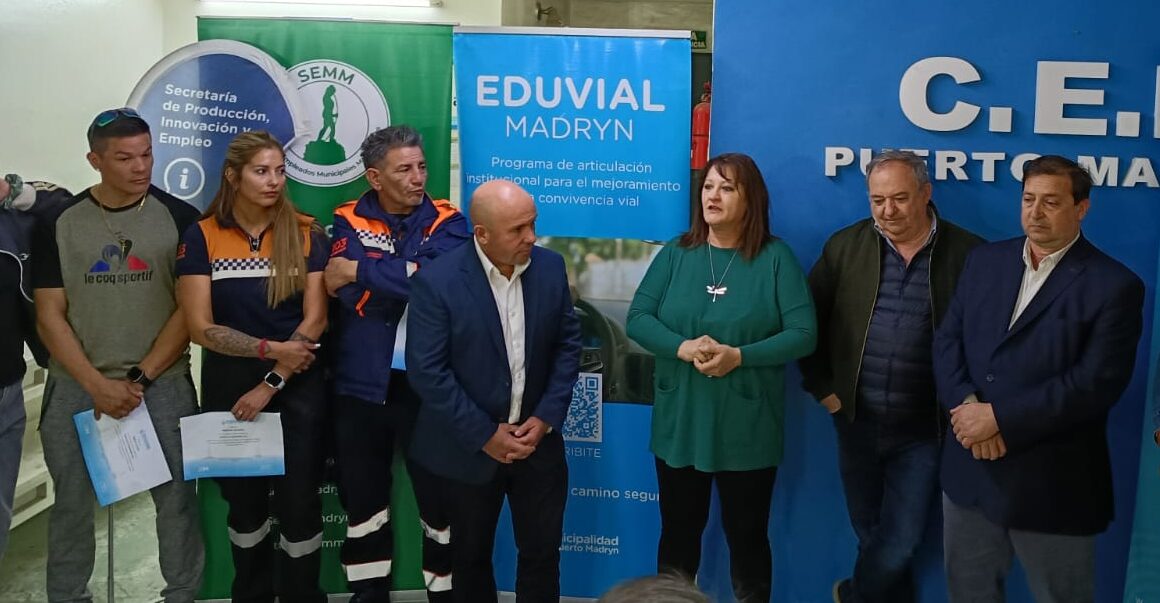 Trabajadores municipales recibieron sus certificados tras completar una capacitación