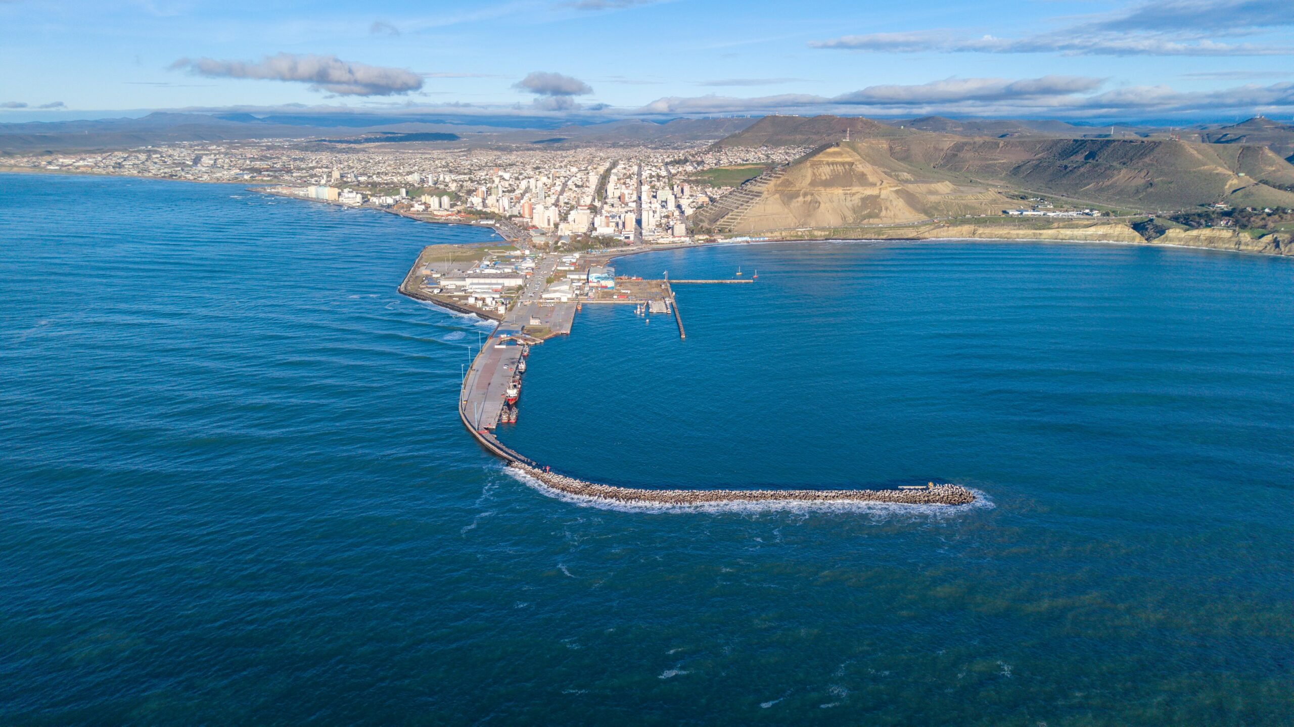 El puerto de Comodoro cumple 30 años y lo festeja con visitas guiadas y un destructor de la Armada