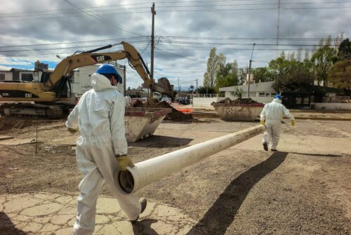 Comenzó la instalación de nuevos tramos del nexo cloacal sobre la Av. Muzzio