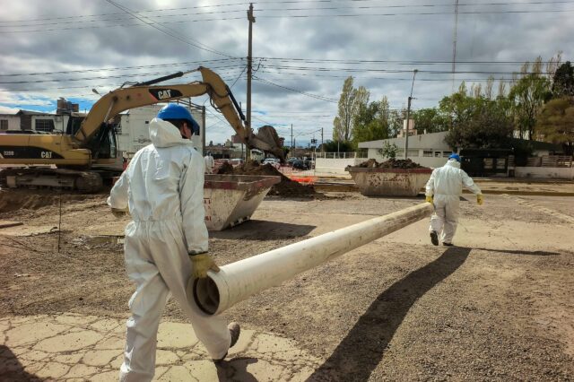 Comenzó la instalación de nuevos tramos del nexo cloacal sobre la Av. Muzzio