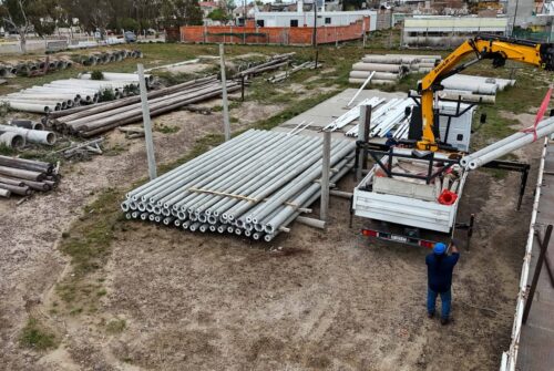 Arribó un nuevo cargamento de columnas de hormigón
