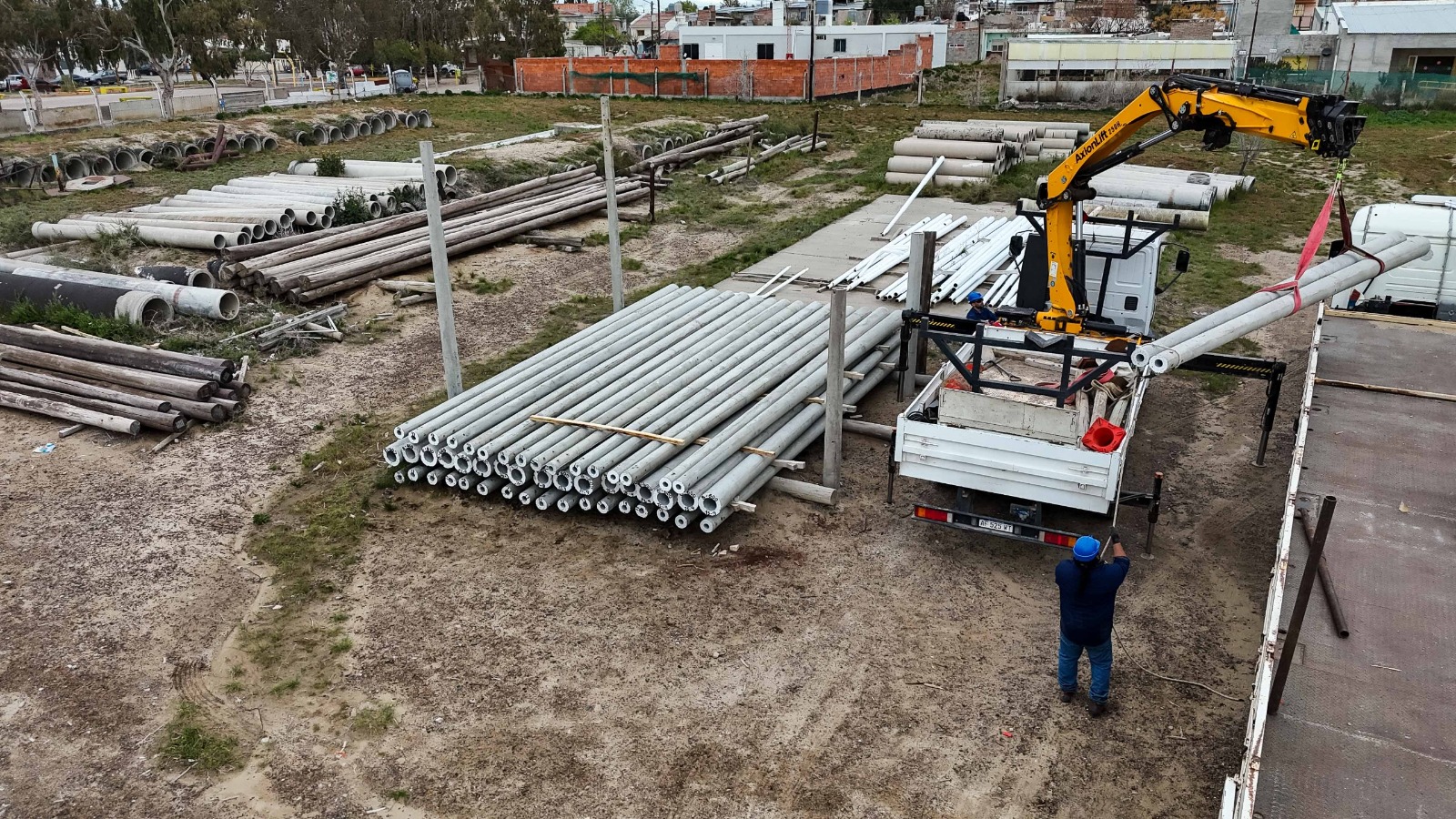 Arribó un nuevo cargamento de columnas de hormigón